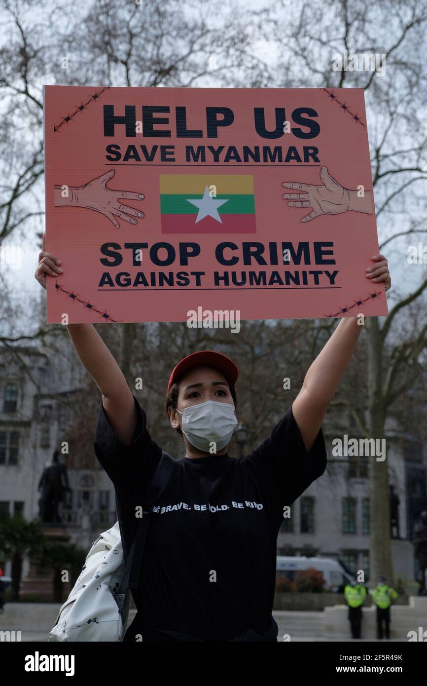 Londres, Royaume-Uni. 27 mars 2021. Les gens se rassemblent avec des panneaux sur la place du Parlement pour protester contre le coup d'Etat militaire et la dictature au Myanmar. Crédit: Joao Daniel Pereira. Credit: João Daniel Pereira/Alay Live News Banque D'Images
