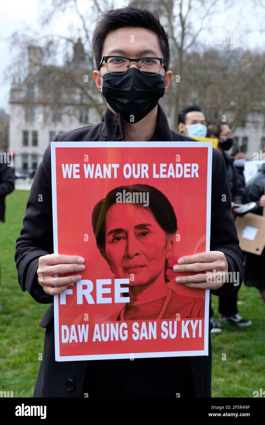 Londres, Royaume-Uni. 27 mars 2021. Les gens se rassemblent avec des panneaux sur la place du Parlement pour protester contre le coup d'Etat militaire et la dictature au Myanmar. Crédit: Joao Daniel Pereira. Credit: João Daniel Pereira/Alay Live News Banque D'Images