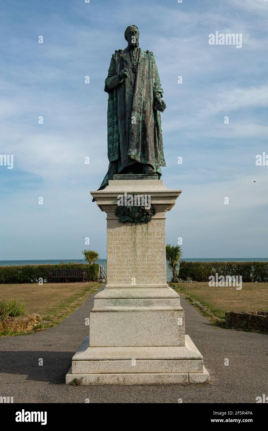 Statue du duc de Devonshire sur les pelouses de l'Ouest faisant face au Grand Hotel, Eastbourne, East Sussex, UK Banque D'Images