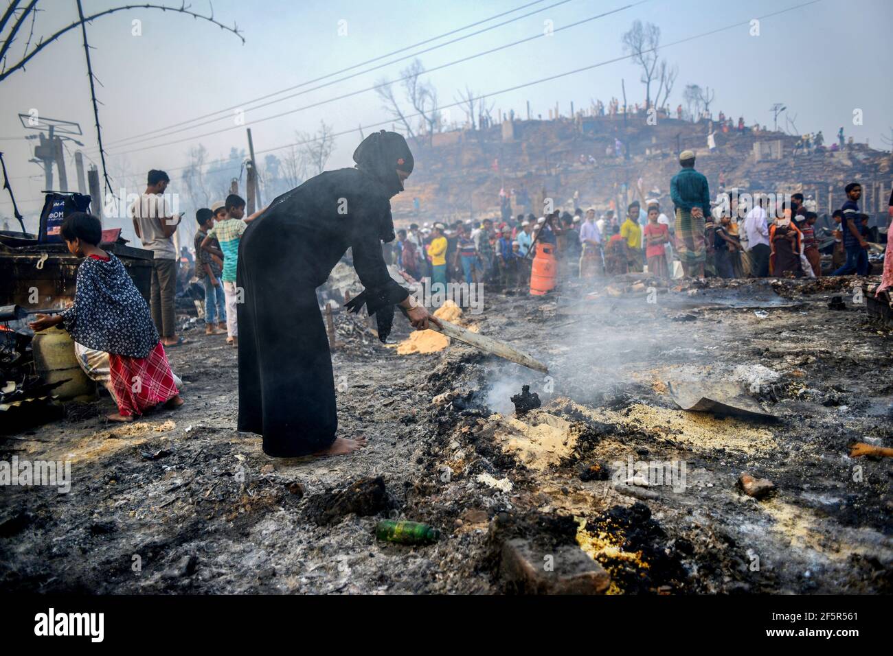 Incendie du camp de réfugiés de Rohingya Banque D'Images