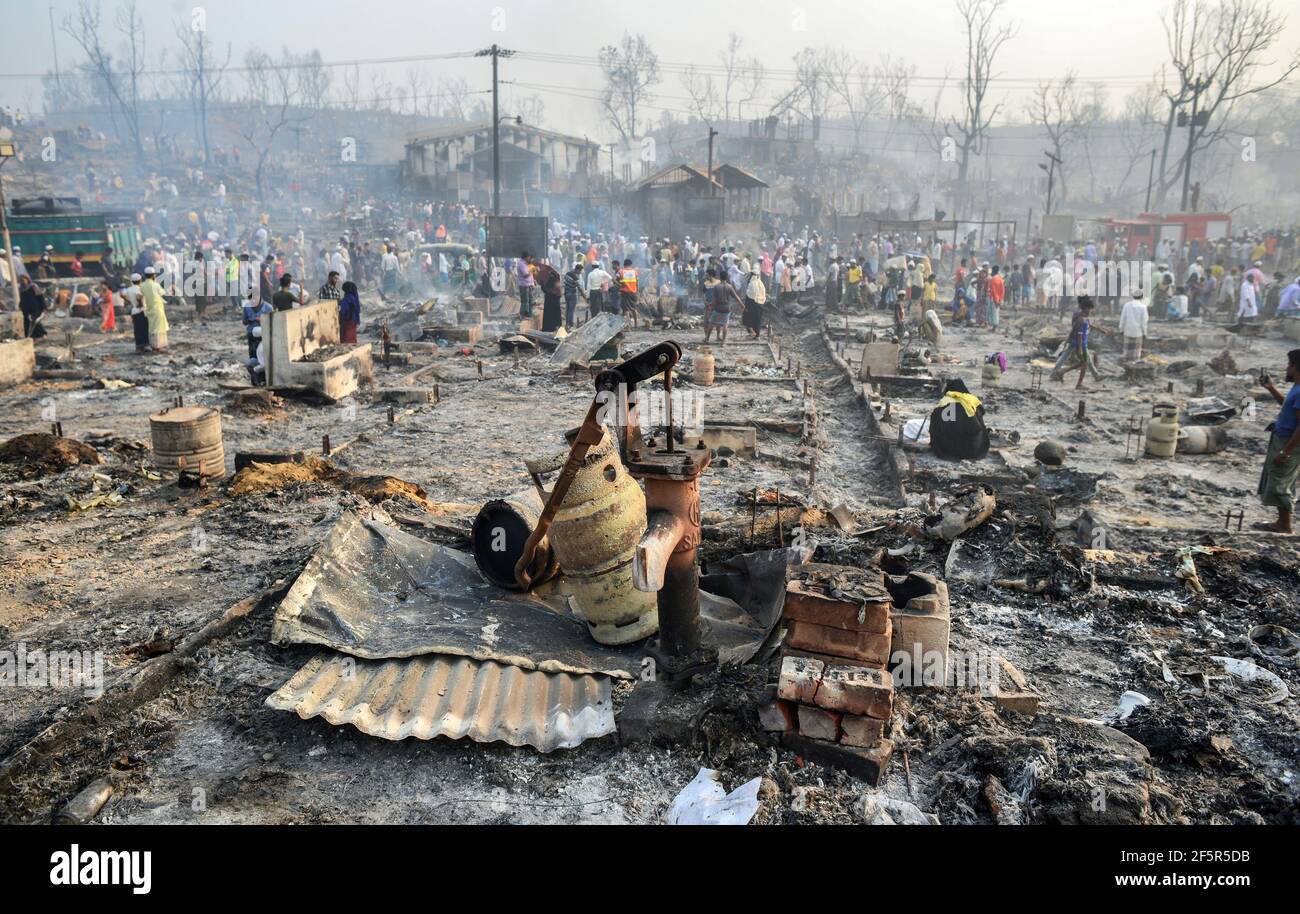 Incendie du camp de réfugiés de Rohingya Banque D'Images