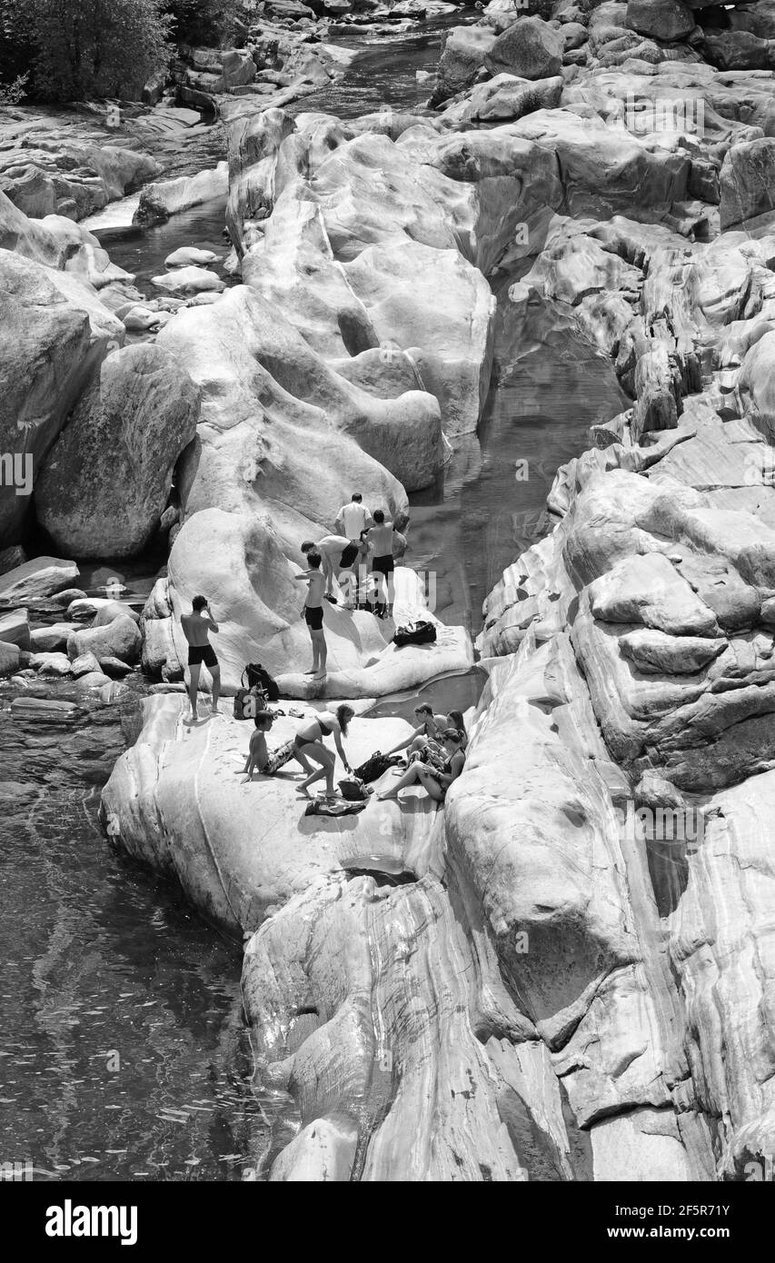 Suisse : Les personnes qui prennent un bain à la formations de pierre de la vallée de verzasca lit sec de la rivière. Banque D'Images