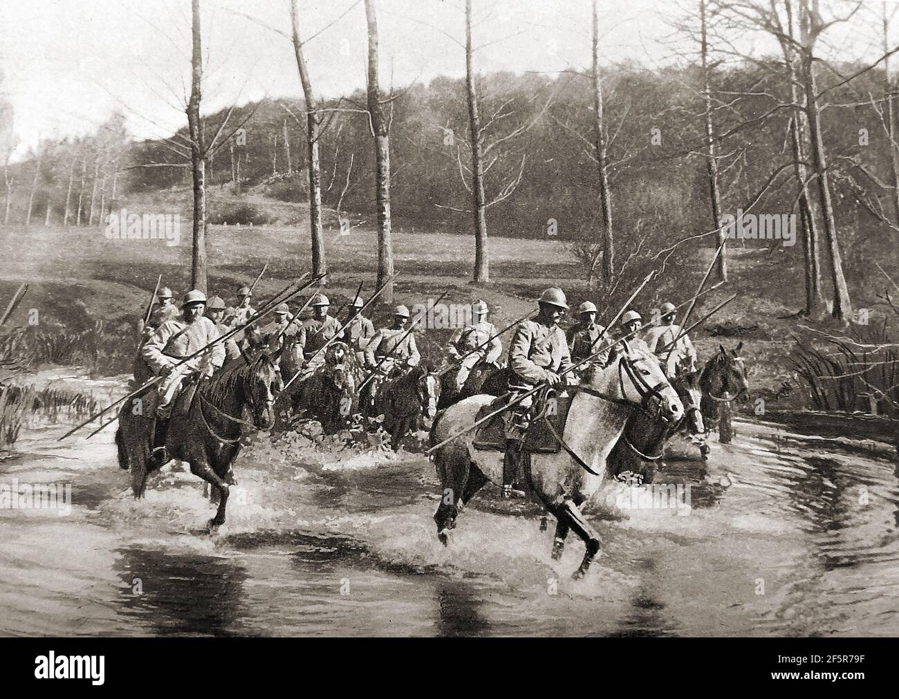 WWI - Dragoons français près de l'avant. Ils étaient considérés comme l'une des plus belles unités de cavalerie de leur temps. Les Dragoons étaient à l'origine une classe d'infanterie montée, qui s'est déportée de leurs chevaux pour se battre à pied. Dès le début du XVIIe siècle, les dragons étaient employés comme cavalerie conventionnelle et entraînés au combat avec des épées ou des lances et des armes à feu tout en étant encore à cheval. Le nom de dragon est dérivé d'un type d'arme à feu, appelé un dragon, qui était une version pistolet d'un blunderbuss. L'armée française moderne conserve trois régiments de dragons des 32 premiers de la première Guerre mondiale. Banque D'Images