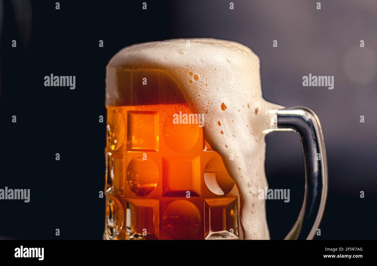 Full beer mug avec mousse Banque D'Images