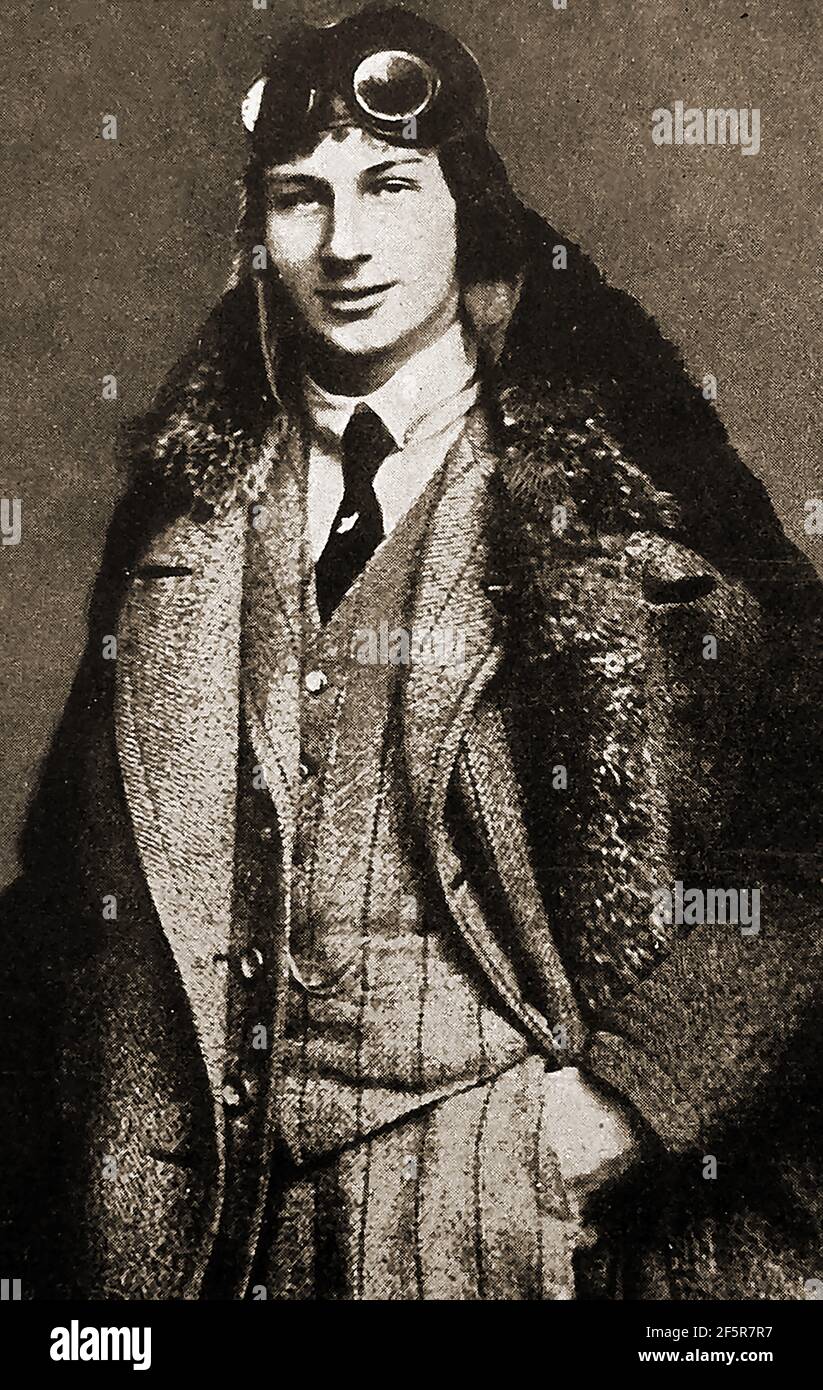 Un portrait vers 1915 d'Anthony Fokker (également connu sous le nom de Mynheer Fokker ou Tony Fokker) inventeur de l'avion Fokker, célèbre pour sa mitrailleuse qui a tiré par son hélice. Anton Herman Gerard Fokker (1890–1939) est un pionnier de l'aviation, un entrepreneur en aviation, un concepteur d'avions et un fabricant d'avions néerlandais qui a également inventé les monopans Eindecker , le triplane Dr. 1 et le biplan D.VII. Il est né à Blitar / Kédiri . Dutch East Indies (aujourd'hui Indonésie), à Herman Fokker, propriétaire d'une plantation de café hollandaise. Son premier dessin d'avion a été nommé 'PIN' ou araignée. Banque D'Images