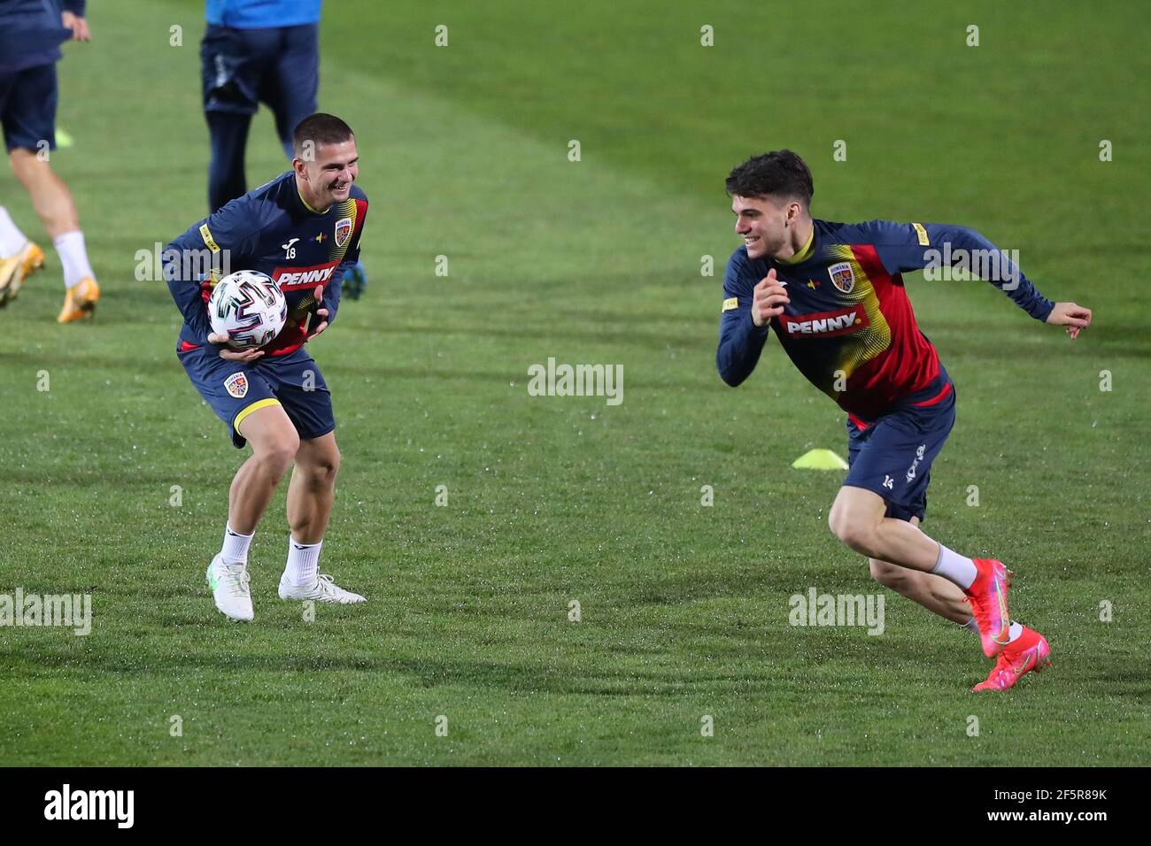 Bucarest, Roumanie. 27 mars 2021. Football: Finale équipe nationale d'entraînement Roumanie avant le qualificatif de coupe du monde contre l'Allemagne. Razvan Marin (l) de Roumanie et Ianis Hagi. Credit: Stefan Constantin/dpa/Alamy Live News Banque D'Images