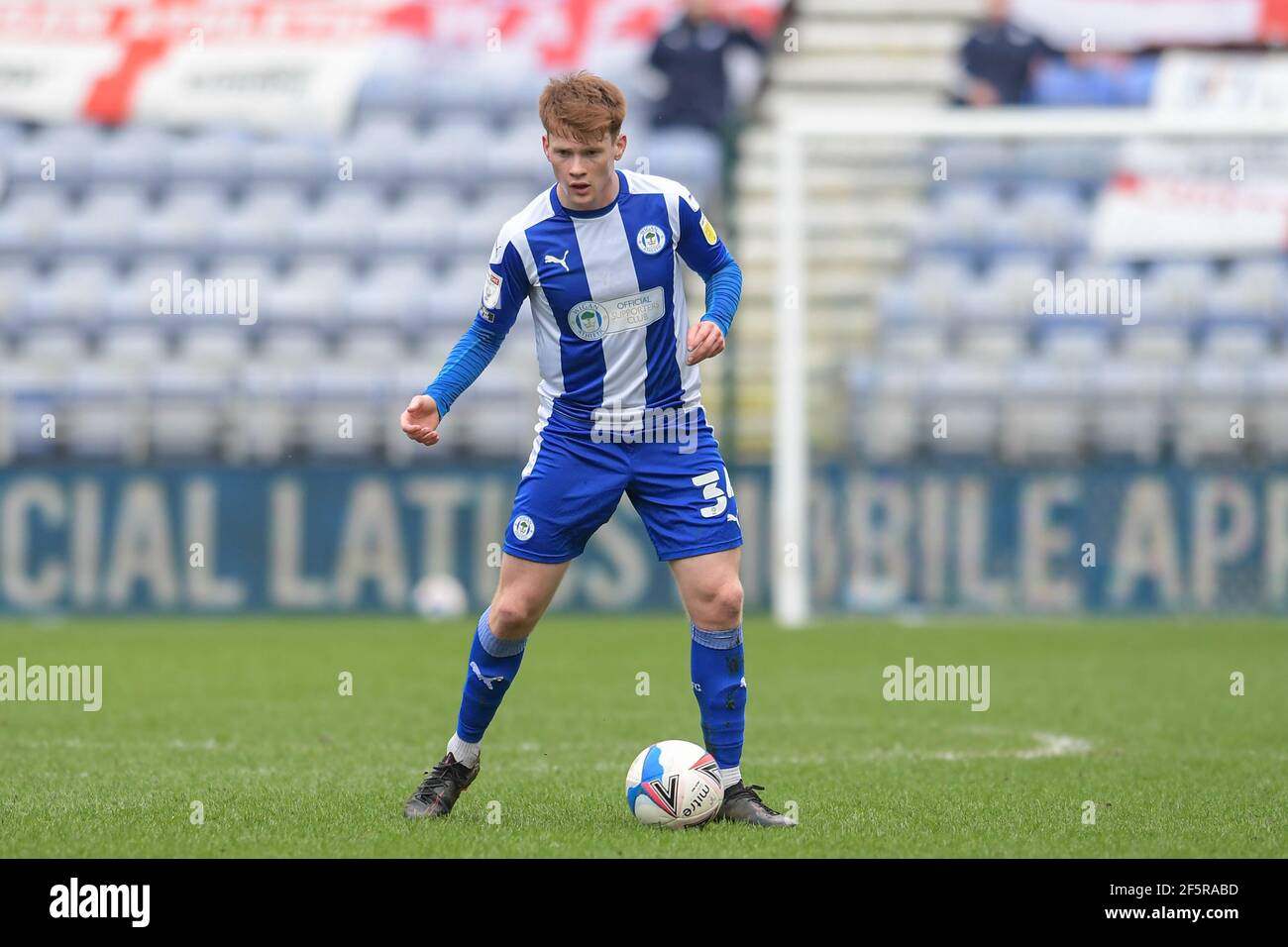 Wigan, Royaume-Uni. 27 mars 2021. Luke Robinson #34 de Wigan Athletic avec le ballon à Wigan, Royaume-Uni le 3/27/2021. (Photo de Simon Whitehead/News Images/Sipa USA) crédit: SIPA USA/Alay Live News Banque D'Images