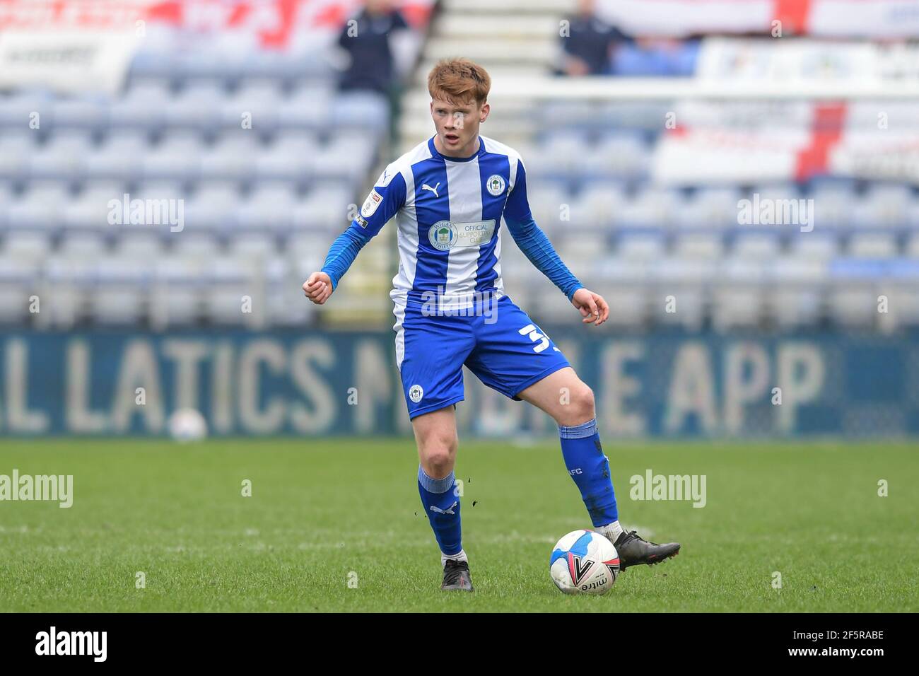 Wigan, Royaume-Uni. 27 mars 2021. Luke Robinson #34 de Wigan Athletic avec le ballon à Wigan, Royaume-Uni le 3/27/2021. (Photo de Simon Whitehead/News Images/Sipa USA) crédit: SIPA USA/Alay Live News Banque D'Images