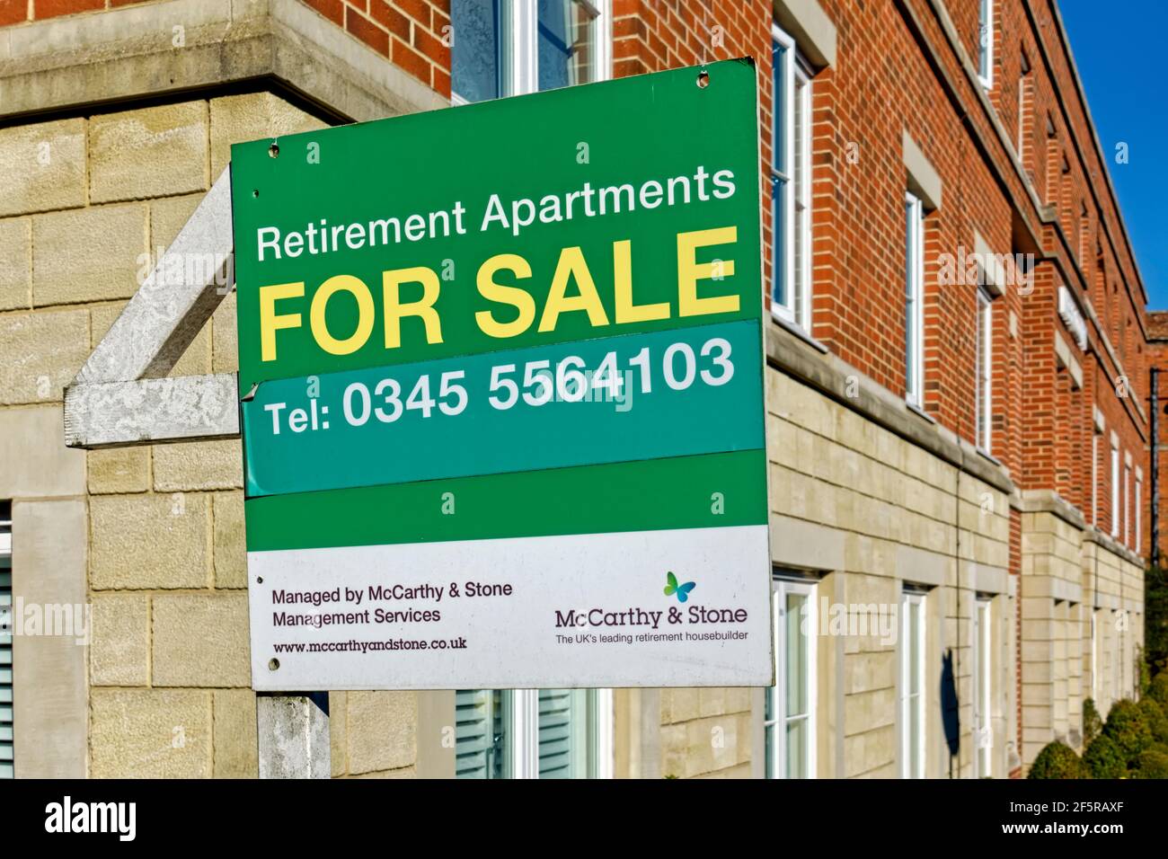 Warminster, Wiltshire, Royaume-Uni - février 28 2021 : signe de retraite des appartements à vendre à Imber court à George Street, Warminster, Wiltshire, Angleterre Banque D'Images