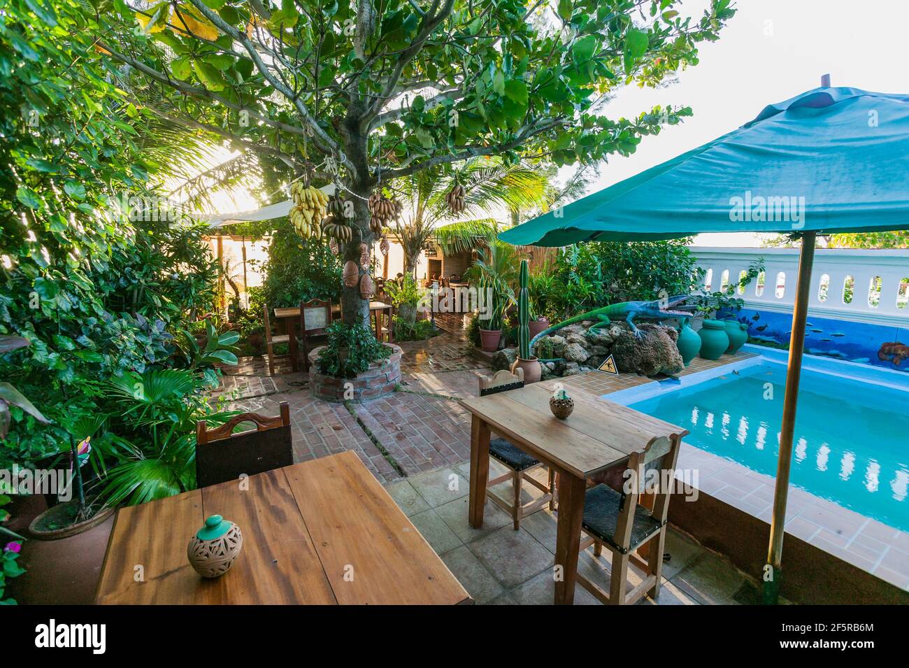 Restaurant avec patio au bord de l'eau à la Villa Lagarto, dans le quartier Punta Gorda de Cienfuegos, Cuba. Banque D'Images