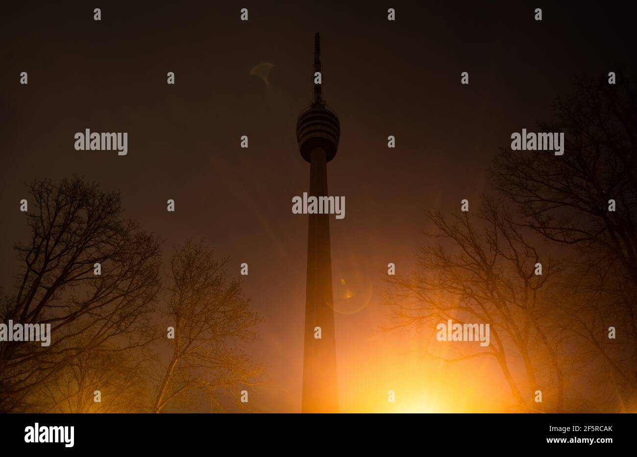 Stuttgart, Allemagne. 27 mars 2021. Les lumières de la tour de télévision de Stuttgart ont été éteindra pendant l'heure de la Terre. Avec l'« heure de la Terre », l'organisation de protection de l'environnement du Fonds mondial pour la nature (WWF) veut donner l'exemple pour la protection du climat et de l'environnement. Credit: Christoph Schmidt/dpa/Alay Live News Banque D'Images