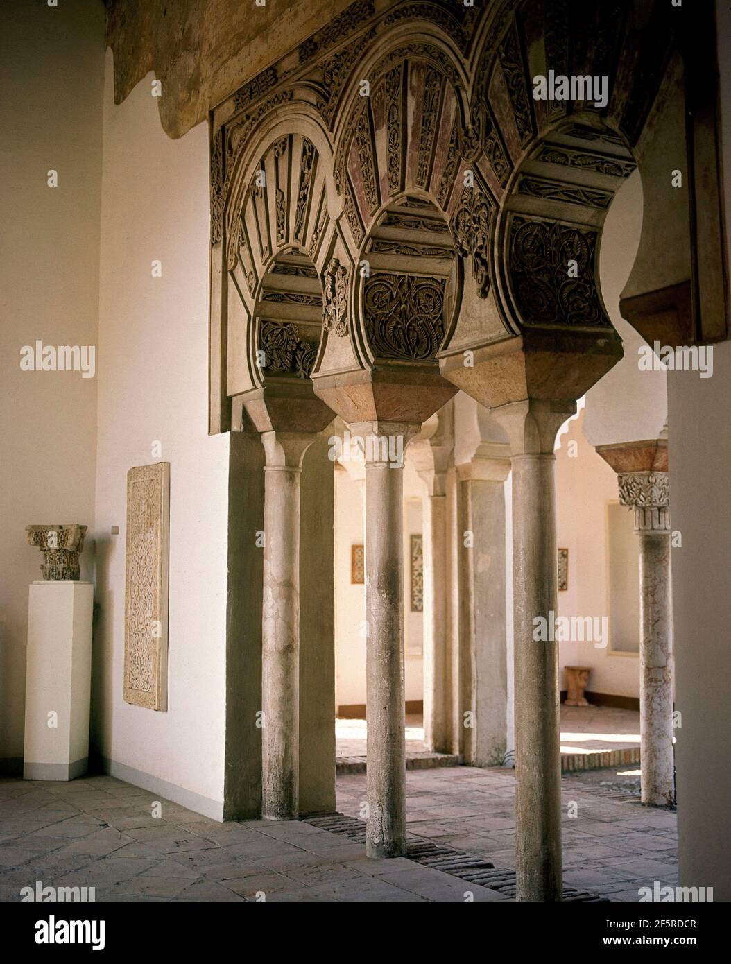 PORTIQUE DE SALON - SIGLO XI RECONSTUIDO EN EL SIGLO XIII - REINO DE TAIFAS - DECORACION EN ESTUCO DE LA ARQUERIA. Emplacement: ALCAZABA. Malaga. ESPAGNE. Banque D'Images