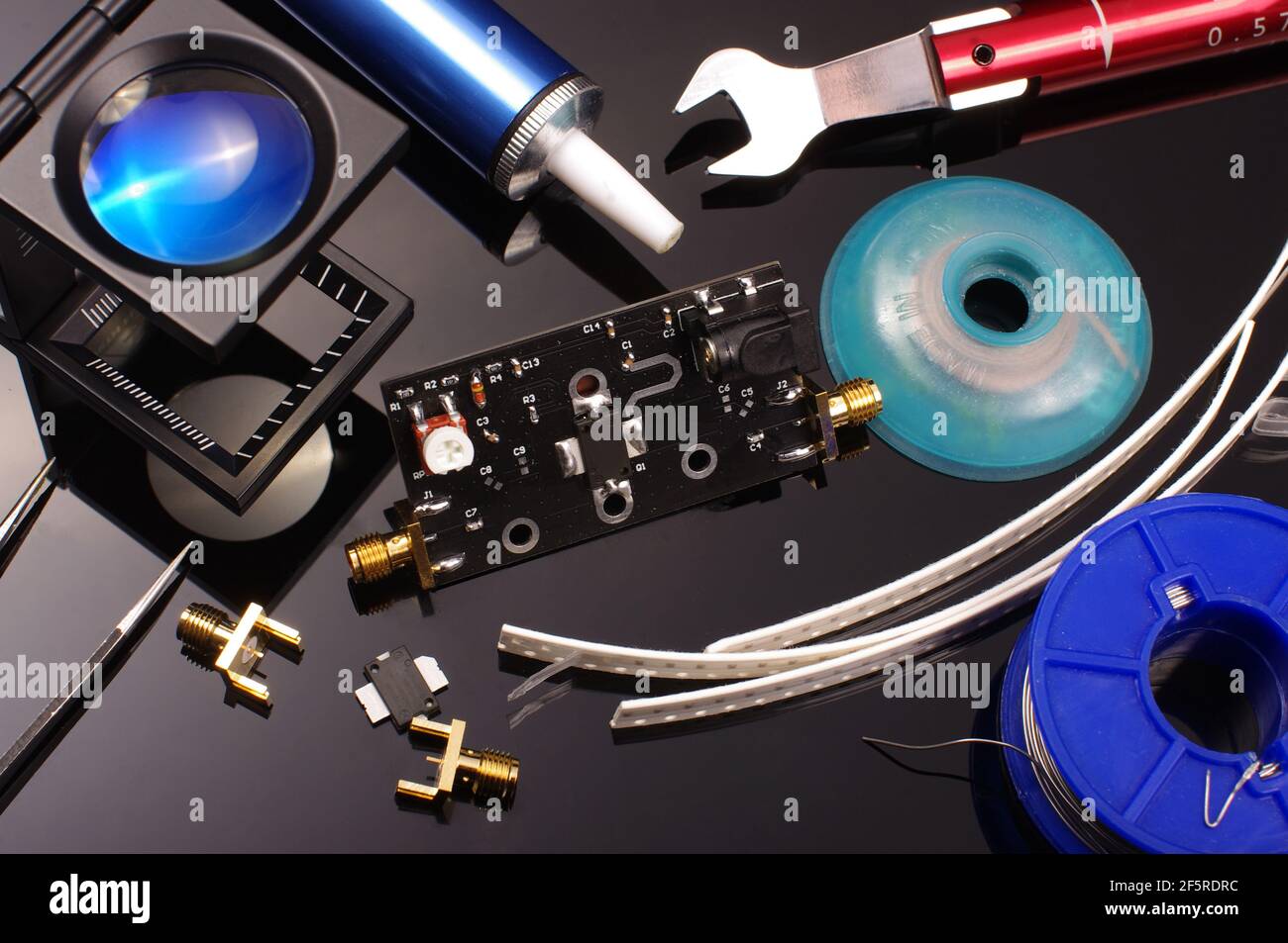 Processus et outils de recherche et de développement de projets d'ingénierie électronique. Ensemble PCB de fréquence radio et de micro-ondes Banque D'Images