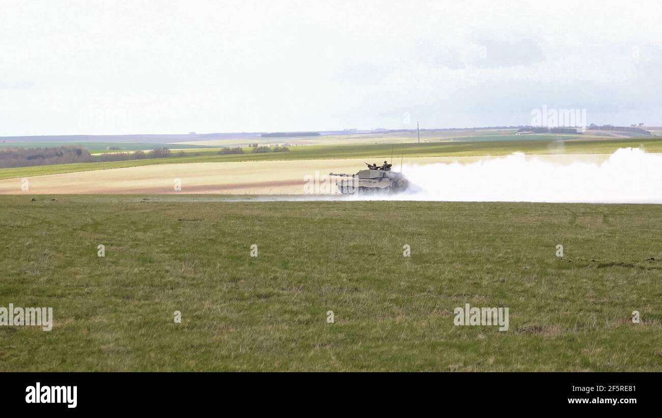 Un char de combat principal Challenger 2 de l'armée britannique créant un écran de fumée blanc épais lors des manœuvres, Salisbury Plain Banque D'Images