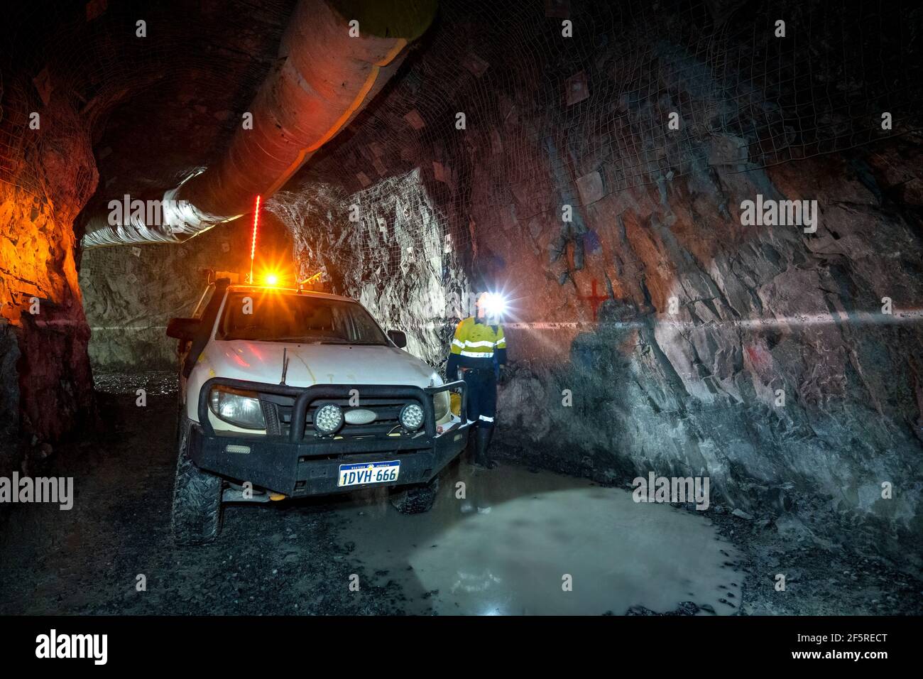 Instructions de forage d'échantillonnage et de marquage du géologue dans un puits de mine souterrain. Australie occidentale Banque D'Images