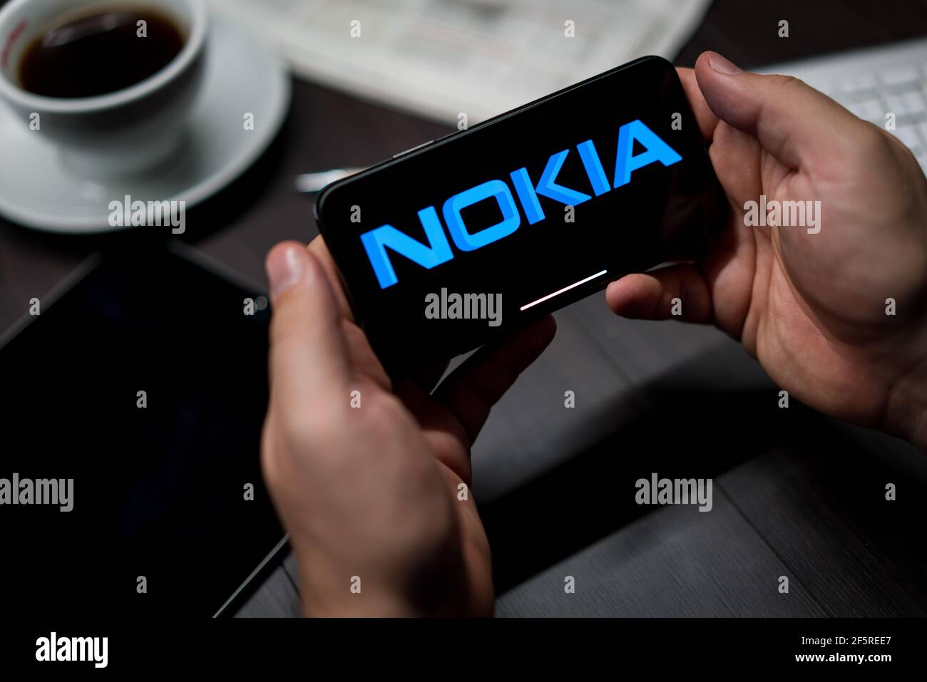 New York, New York / Etats-Unis - 11 11 2019: Logo de Nokia sur l'iPhone X dans les mains au bureau Banque D'Images