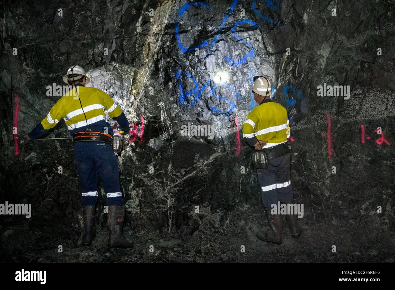 Instructions de forage d'échantillonnage et de marquage du géologue dans un puits de mine souterrain. Australie occidentale Banque D'Images