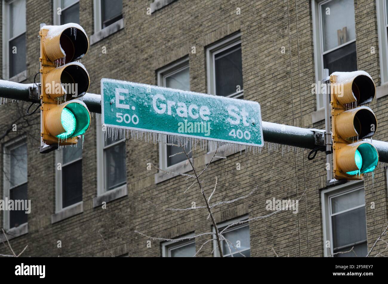 Il a gelé les feux de signalisation à l'intersection de E Grace St pendant une tempête de verglas à Richmond, Virginie, États-Unis Banque D'Images