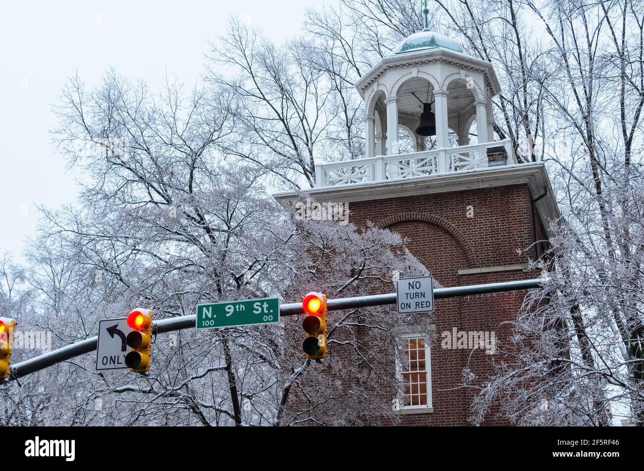 La tour Bell au bâtiment du Capitole de Virginie à Richmond, en Virginie, pendant une tempête de verglas d'hiver. Banque D'Images