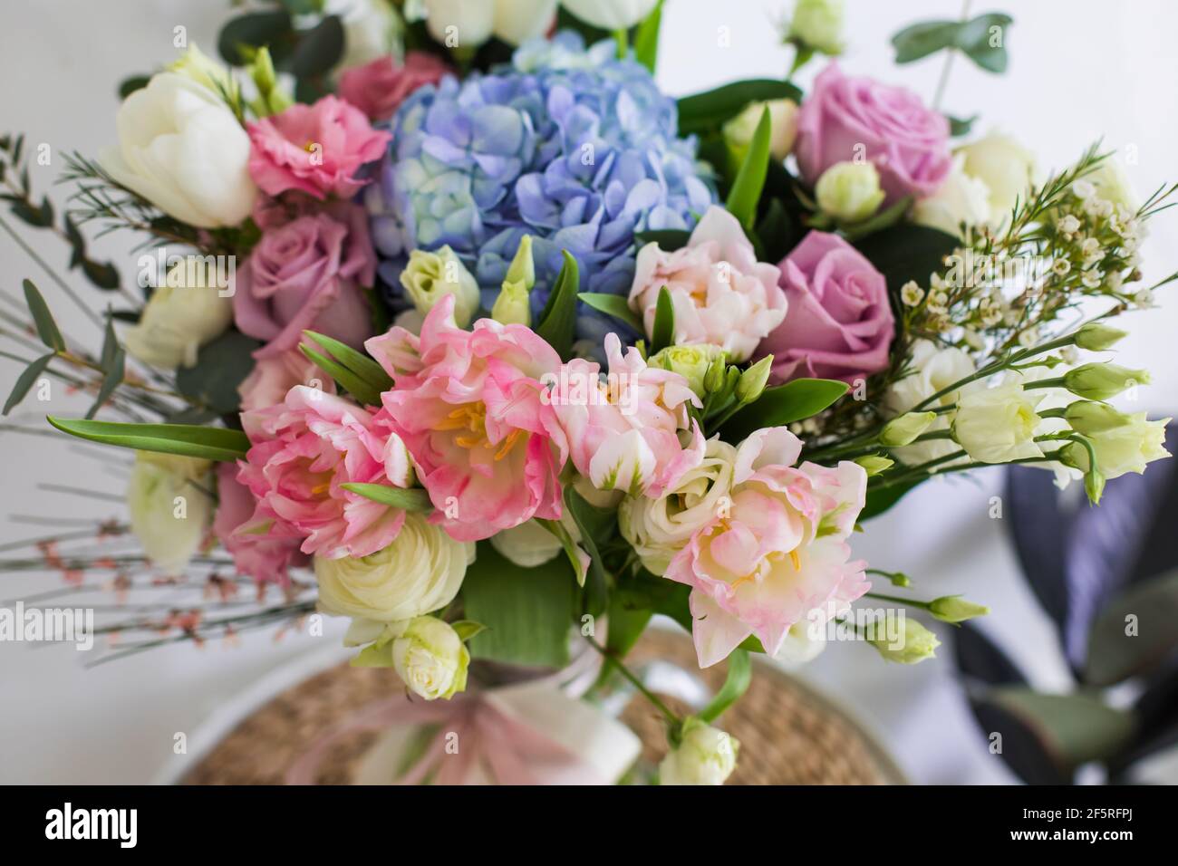 Bouquet de fleurs avec hortensia bleu et tulipes roses Banque D'Images