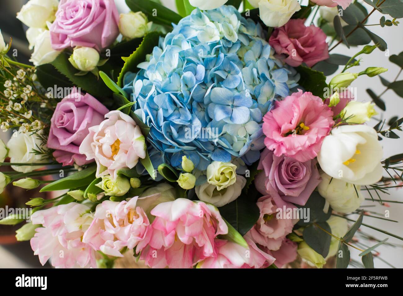 Bouquet de fleurs avec hortensia bleu et tulipes roses Banque D'Images