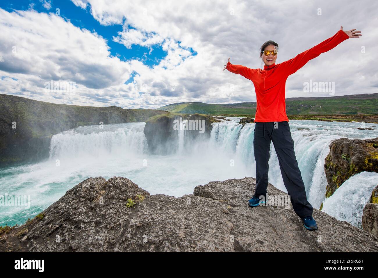 Femme posant devant la cascade de Godafoss dans le nord de l'Islande Banque D'Images