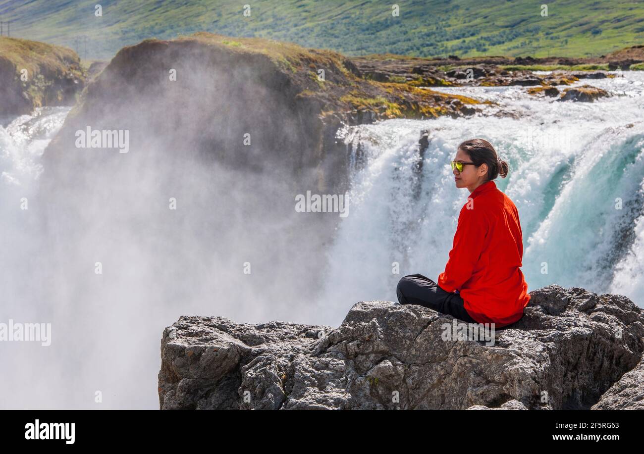 Femme admirant la cascade de Godafoss dans le nord de l'Islande Banque D'Images
