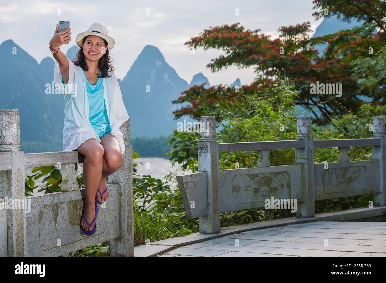 Femme prenant le selfie tout en explorant le paysage autour de Yangshuo Banque D'Images