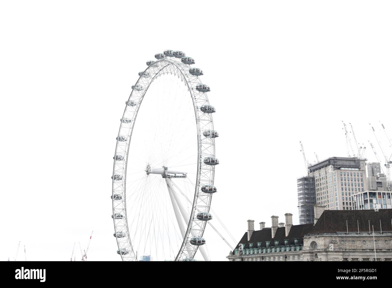 Vue sur le London Eye et les bâtiments le long de la Queens Walk Banque D'Images