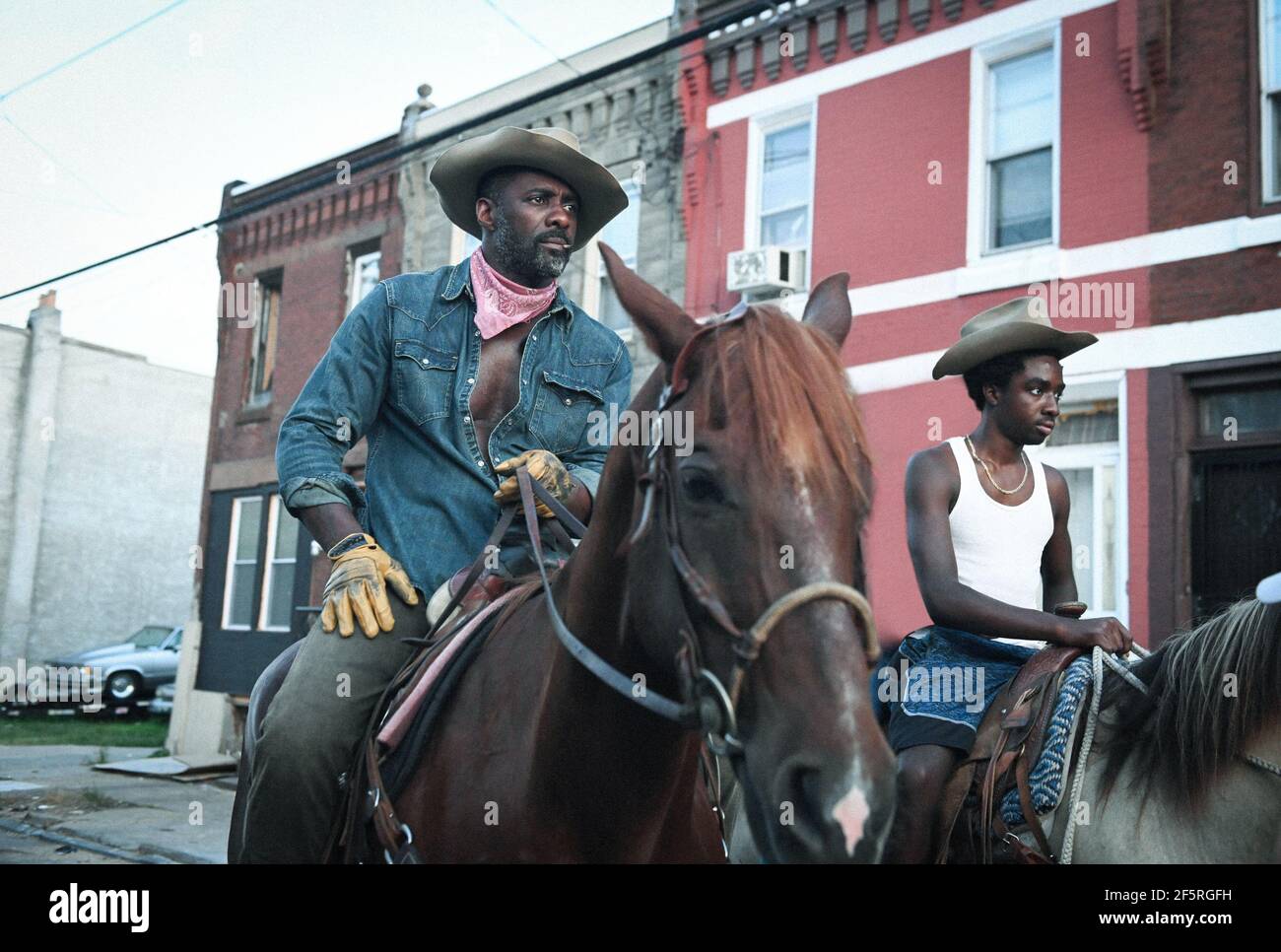 DATE DE SORTIE: 2 avril 2021 TITRE: Concrete Cowboy STUDIO: DIRECTOR: Ricky Staub PLOT: Un adolescent découvre le monde de l'équitation urbaine quand il se déplace avec son ancien père dans le nord de Philadelphie. AVEC: IDRIS ELBA comme Harp, CALEB MCLAUGHLIN comme Cole. (Image de crédit : © /Entertainment Pictures) Banque D'Images