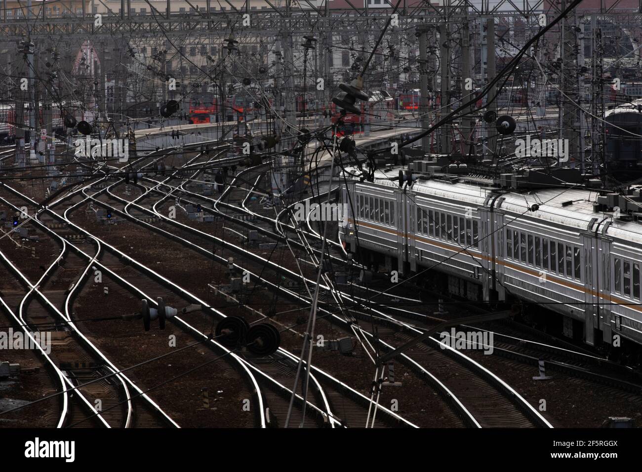 Un train de voyageurs circule le long des voies ferrées depuis la gare de Kazansky, dans le centre de Moscou, en Russie Banque D'Images