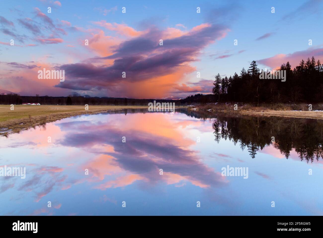 Couleurs dans un orage au-dessus du lac Skies dans le Snoqualmie Valley of Washington State aux États-Unis Banque D'Images