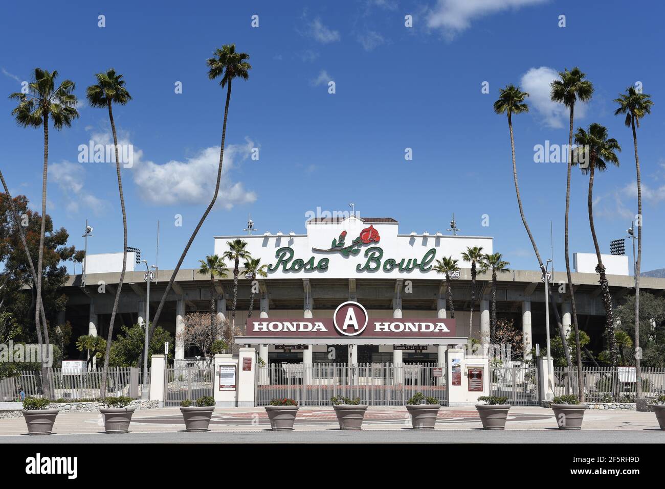 PASADENA, CALIFORNIE - 26 MARS 2021 : la porte principale du stade de football Rose Bowl. Banque D'Images