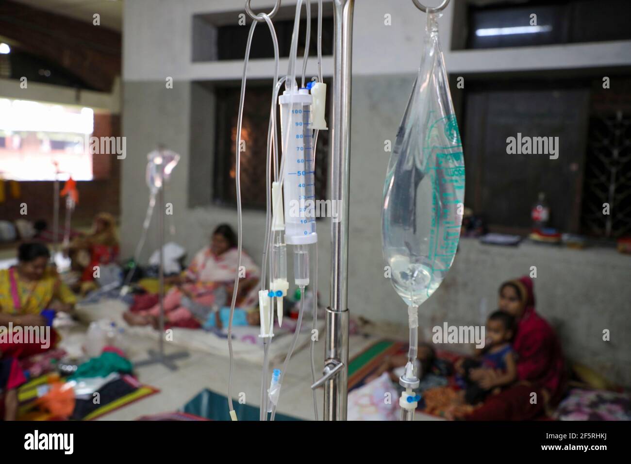 Les patients atteints de dengue se trouvent sur le sol à l'hôpital du Shaheed Suhrawardy Medical College. Dhaka, Bangladesh. Banque D'Images
