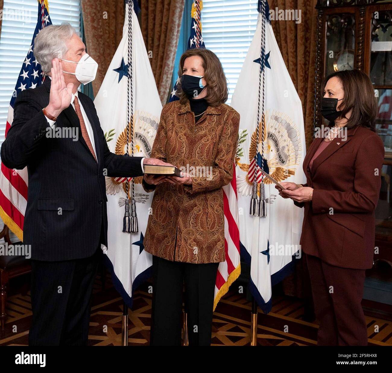 Le vice-président américain Kamala Harris, à droite, interprète une cérémonie d'assermentation du directeur de la CIA William Burns, à gauche, comme son épouse Lisa Carty, détient la bible au bureau de cérémonie dans l'immeuble du bureau exécutif Eisenhower à la Maison Blanche le 23 mars 2021 à Washington, DC. Banque D'Images
