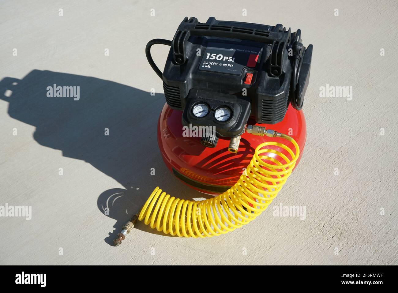 Compresseur d'air électrique portable avec flexible spiralé. Banque D'Images