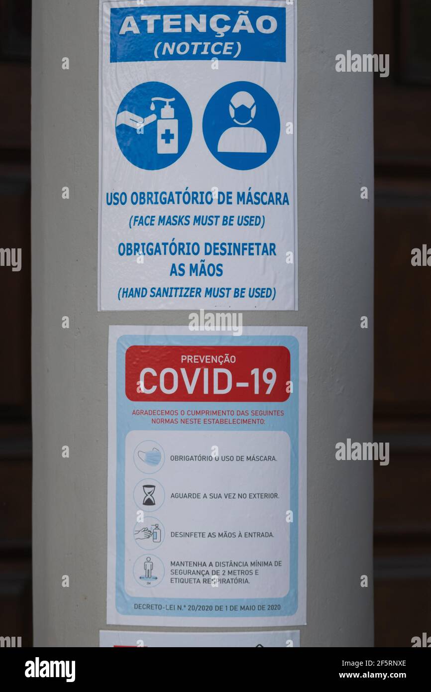 Coronavirus ou Covid19 signes et info graphiques sur Covid19 virus contenu mesures remarquant l'utilisation de désinfectant pour les mains et masque facial. Banque D'Images