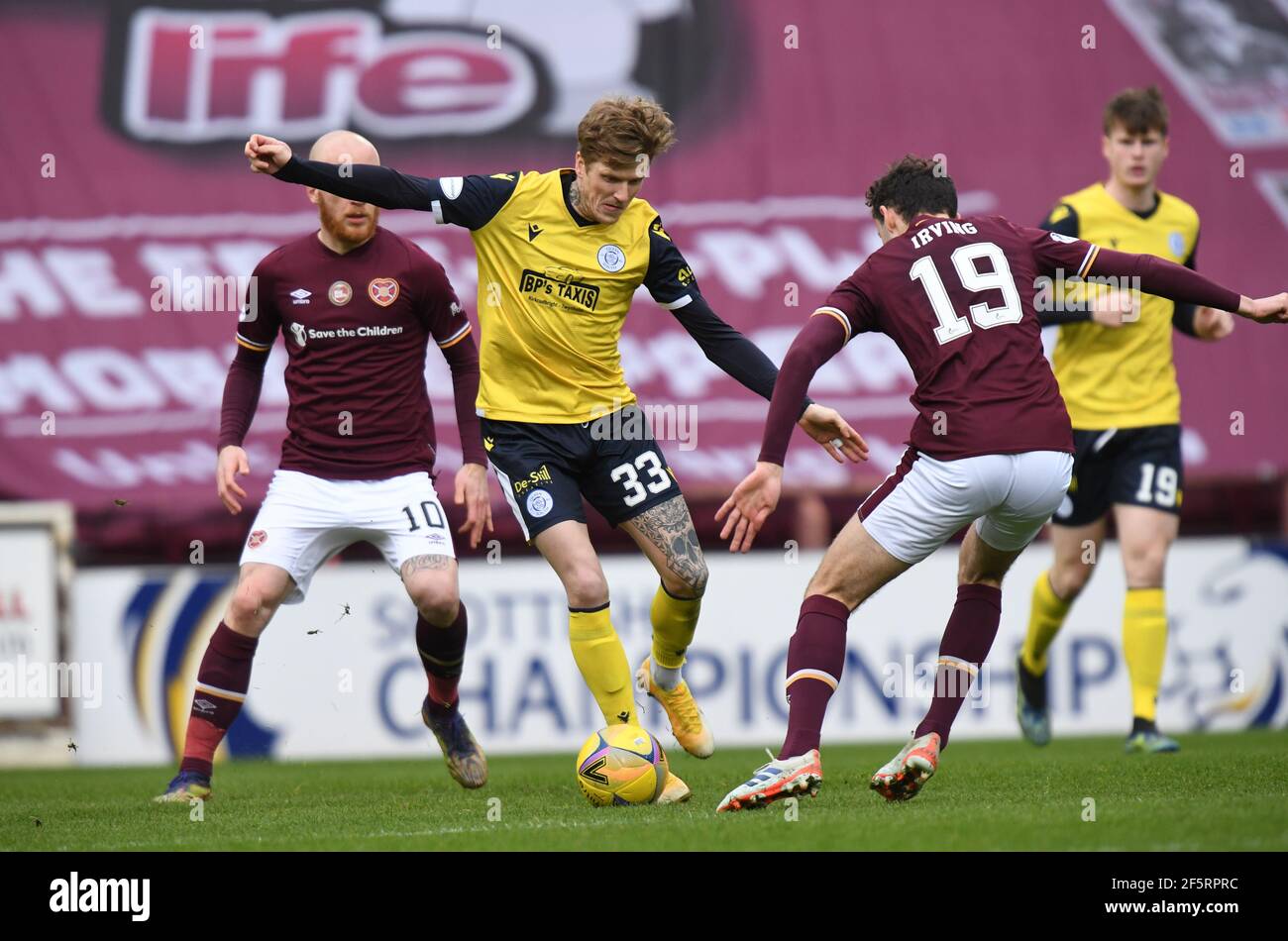 Tynecastle Park, Édimbourg, Écosse. Royaume-Uni 27 mars-21. Match de championnat écossais .Hearts contre Queen of the South. Pics montre la Reine du Sud William Gibson avec les coeurs Andy Irving (19) Credit: eric mccowat/Alay Live News Banque D'Images