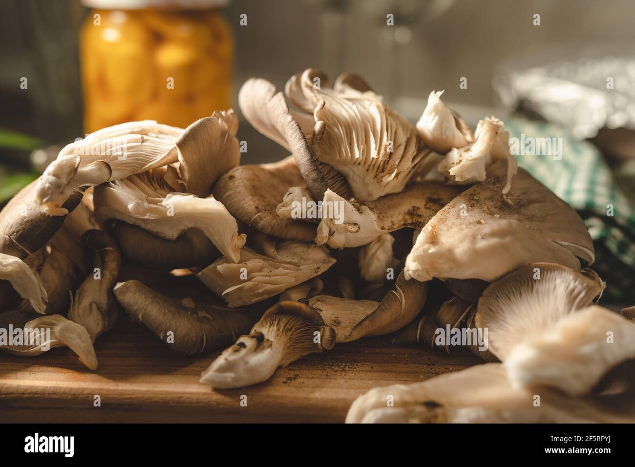 Huître Mushroom Pleurotus ostratus gros plan sur la table dans la cuisine à la maison Banque D'Images