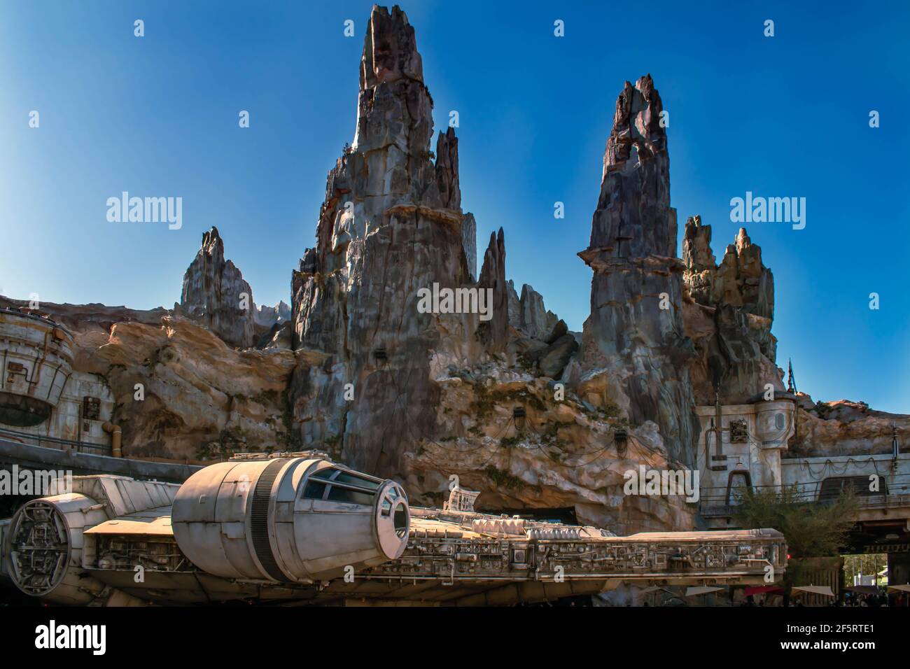 Orlando, Floride. 05 janvier 2021. Vue partielle du Millennium Falcon et des montagnes bleues dans Star Wars Galaxys Edge a 57 Banque D'Images