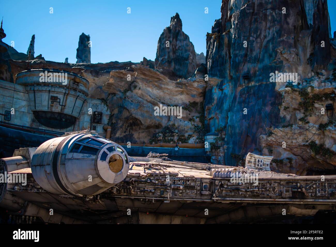 Orlando, Floride. 05 janvier 2021. Vue partielle du Millennium Falcon et des montagnes bleues dans Star Wars Galaxys Edge a 58 Banque D'Images