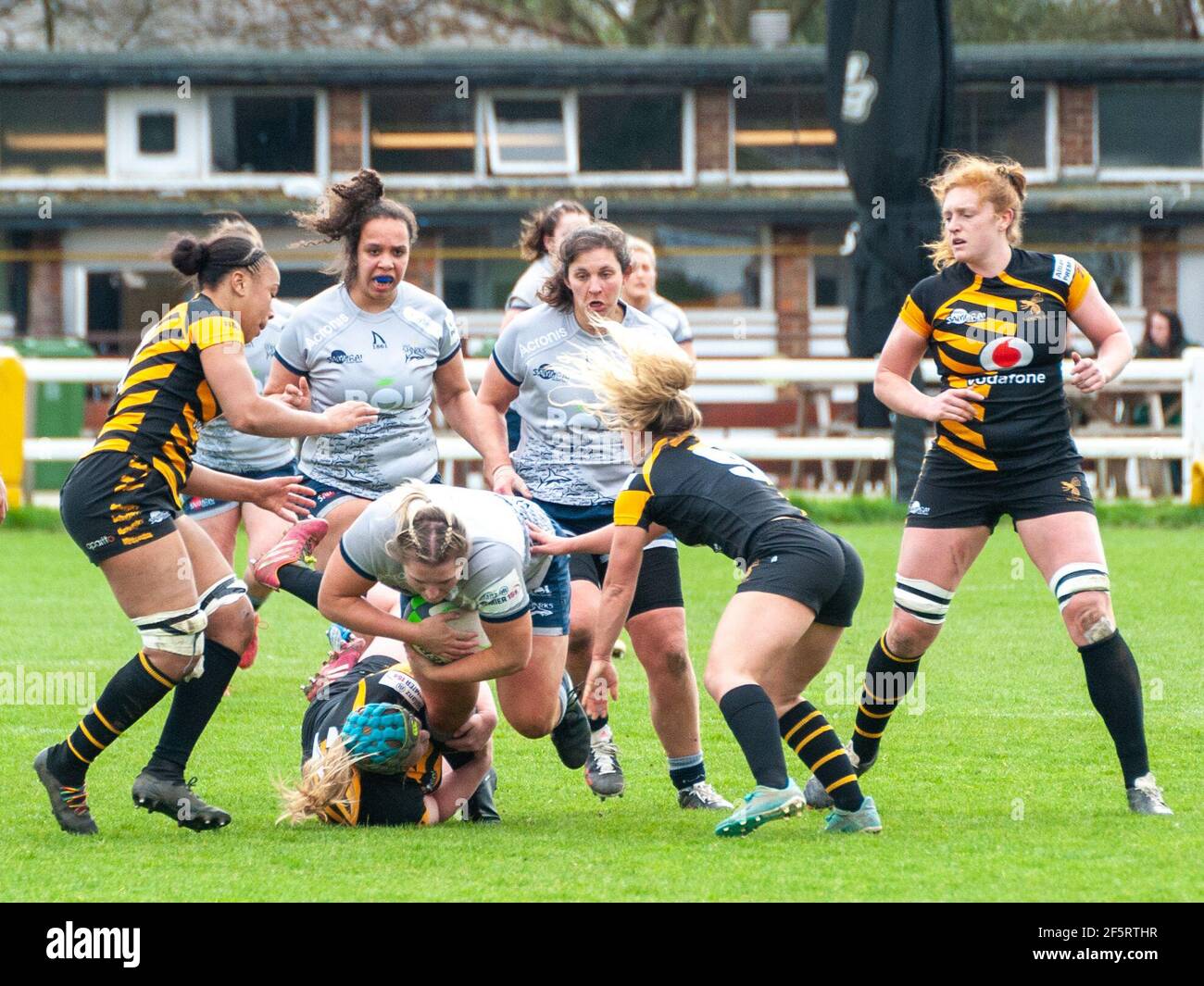 Londres, Royaume-Uni. 27 mars 2021. Wyn-Davies (sale Sharks Women #4 ) prend des Wasps lors du match Allianz Premier 15s entre Wasps Women & sale Sharks au terrain de sport Twyford Avenue à Londres, Angleterre crédit: SPP Sport Press photo. /Alamy Live News Banque D'Images