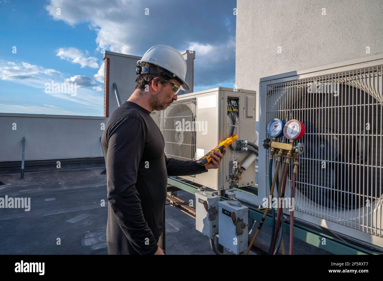 Un technicien HVAC professionnel prend l'ampérage sur un système de  climatisation à mini-dépairage sans raccordement Photo Stock - Alamy