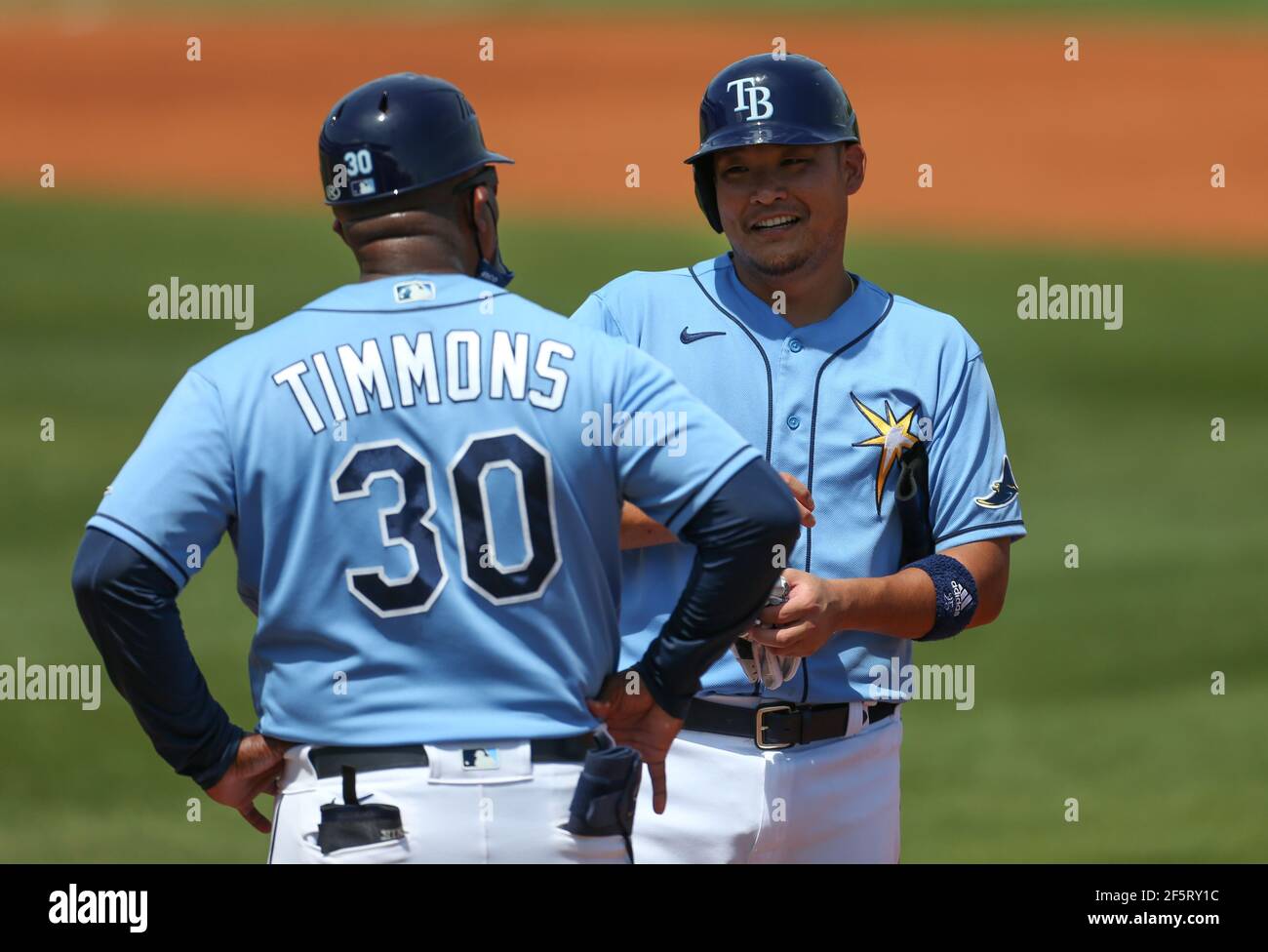 Vendredi 26 mars 2021 Port Charlotte : les Rays de Tampa Bay quittent le terrain Yoshitomo Tsutsugo (25 ans) qui rit avec l’entraîneur de la première base Ozzie Timmons lors d’un match de baseball d’entraînement de printemps au Charlotte Sports Park. Les rayons battent les Red Sox 7-3 en neuf manches. (Kim Hukari/image du sport) Banque D'Images