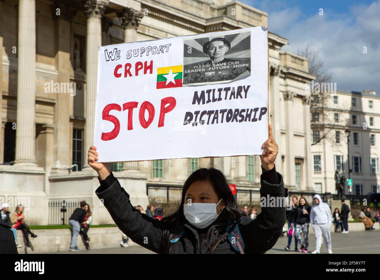 Un manifestant tient un écriteau exprimant son opinion lors d'une manifestation pacifique.les manifestants anti-coup d'État militaire du Myanmar se sont rassemblés sur Trafalgar Square alors que des dizaines d'autres personnes sont tuées dans le pays. La police et les militaires du Myanmar (tatmadow) ont attaqué les manifestants avec des balles en caoutchouc, des munitions réelles, des gaz lacrymogènes et des bombes lacrymogènes en réponse aux manifestants anti-coup d'État militaire qui ont tué samedi au Myanmar plus de 90 personnes et en ont blessé beaucoup d'autres. Au moins 300 personnes ont été tuées au Myanmar depuis le coup d'État du 1er février, a déclaré un responsable des droits de l'homme de l'ONU. Counsell d'État détenu par l'armée du Myanmar Banque D'Images