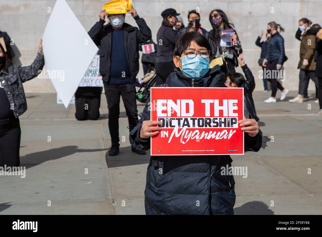 Un manifestant tient un écriteau exprimant son opinion lors d'une manifestation pacifique.les manifestants anti-coup d'État militaire du Myanmar se sont rassemblés sur Trafalgar Square alors que des dizaines d'autres personnes sont tuées dans le pays. La police et les militaires du Myanmar (tatmadow) ont attaqué les manifestants avec des balles en caoutchouc, des munitions réelles, des gaz lacrymogènes et des bombes lacrymogènes en réponse aux manifestants anti-coup d'État militaire qui ont tué samedi au Myanmar plus de 90 personnes et en ont blessé beaucoup d'autres. Au moins 300 personnes ont été tuées au Myanmar depuis le coup d'État du 1er février, a déclaré un responsable des droits de l'homme de l'ONU. Counsell d'État détenu par l'armée du Myanmar Banque D'Images