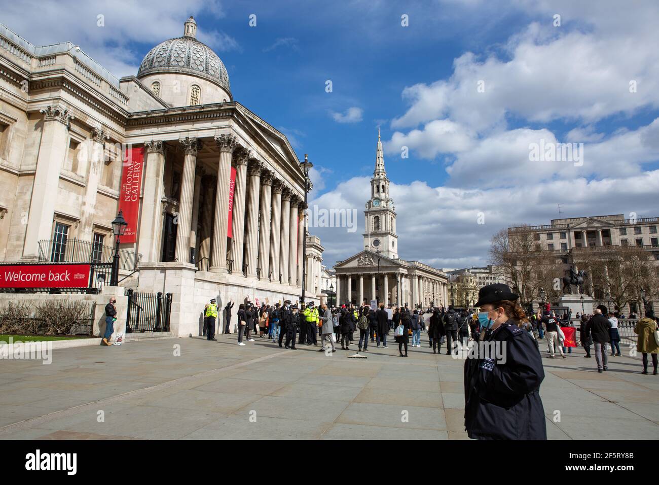 Les manifestants se rassemblent à Trafalgar Square à distance lors d'une manifestation pacifique.les manifestants anti-coup d'État militaire du Myanmar se sont rassemblés à Trafalgar Square tandis que des dizaines d'autres personnes sont tuées dans le pays. La police et les militaires du Myanmar (tatmadow) ont attaqué les manifestants avec des balles en caoutchouc, des munitions réelles, des gaz lacrymogènes et des bombes lacrymogènes en réponse aux manifestants anti-coup d'État militaire qui ont tué samedi au Myanmar plus de 90 personnes et en ont blessé beaucoup d'autres. Au moins 300 personnes ont été tuées au Myanmar depuis le coup d'État du 1er février, a déclaré un responsable des droits de l'homme de l'ONU. Conseil militaire d'État détenu du Myanmar Banque D'Images