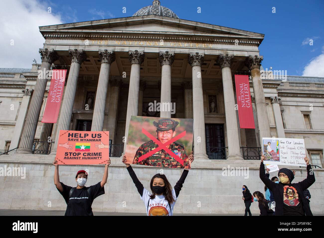 Des manifestants tenant des pancartes exprimant leur opinion lors d'une manifestation pacifique.des manifestants anti-coup d'État militaire du Myanmar se sont rassemblés sur la place Trafalgar alors que des dizaines d'autres personnes sont tuées dans le pays. La police et les militaires du Myanmar (tatmadow) ont attaqué les manifestants avec des balles en caoutchouc, des munitions réelles, des gaz lacrymogènes et des bombes lacrymogènes en réponse aux manifestants anti-coup d'État militaire qui ont tué samedi au Myanmar plus de 90 personnes et en ont blessé beaucoup d'autres. Au moins 300 personnes ont été tuées au Myanmar depuis le coup d'État du 1er février, a déclaré un responsable des droits de l'homme de l'ONU. L'avocat militaire du Myanmar Banque D'Images