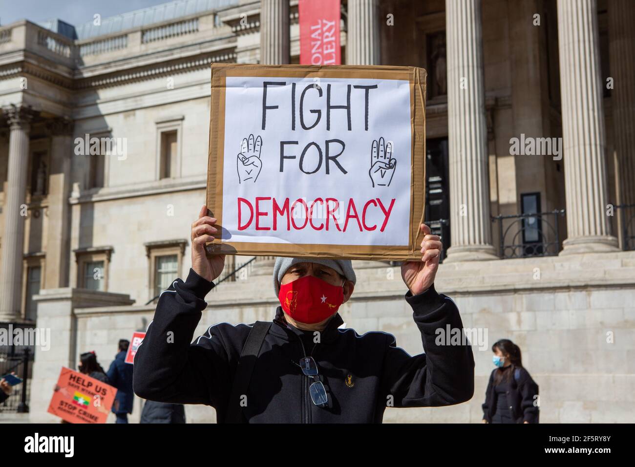 Un manifestant tient un écriteau exprimant son opinion lors d'une manifestation pacifique.des manifestants anti-coup d'État militaire du Myanmar se sont rassemblés sur Trafalgar Square alors que des dizaines d'autres personnes sont tuées dans le pays. La police et les militaires du Myanmar (tatmadow) ont attaqué les manifestants avec des balles en caoutchouc, des munitions réelles, des gaz lacrymogènes et des bombes lacrymogènes en réponse aux manifestants anti-coup d'État militaire qui ont tué samedi au Myanmar plus de 90 personnes et en ont blessé beaucoup d'autres. Au moins 300 personnes ont été tuées au Myanmar depuis le coup d'État du 1er février, a déclaré un responsable des droits de l'homme de l'ONU. Counsell d'État détenu par l'armée du Myanmar Banque D'Images