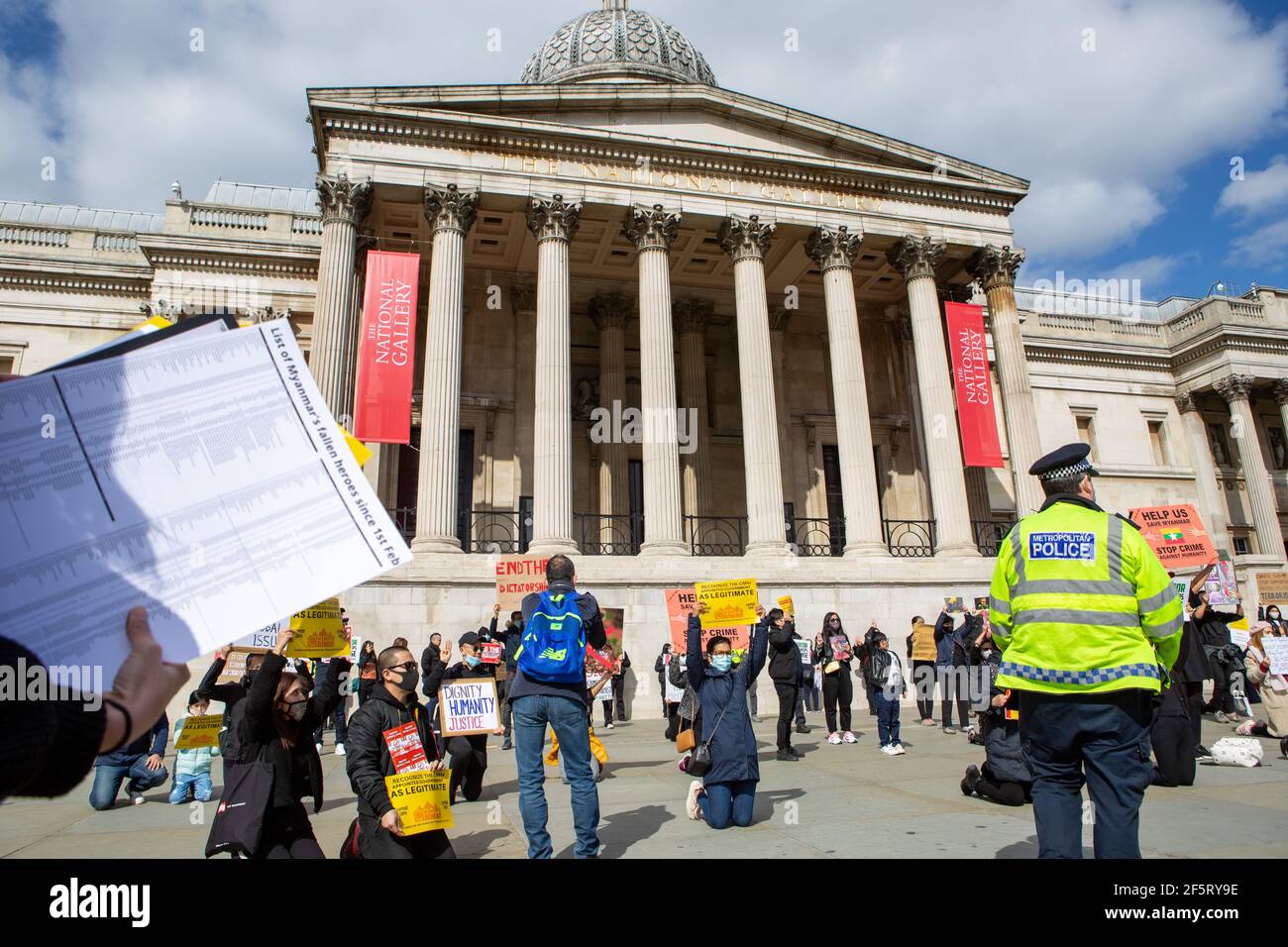 Les manifestants s'agenouillent tout en tenant des pancartes exprimant leur opinion lors d'une manifestation pacifique.les manifestants anti-coup militaire du Myanmar se sont rassemblés sur Trafalgar Square alors que des dizaines d'autres personnes sont tuées dans le pays. La police et les militaires du Myanmar (tatmadow) ont attaqué les manifestants avec des balles en caoutchouc, des munitions réelles, des gaz lacrymogènes et des bombes lacrymogènes en réponse aux manifestants anti-coup d'État militaire qui ont tué samedi au Myanmar plus de 90 personnes et en ont blessé beaucoup d'autres. Au moins 300 personnes ont été tuées au Myanmar depuis le coup d'État du 1er février, a déclaré un responsable des droits de l'homme de l'ONU. L'armée du Myanmar est détenue S Banque D'Images